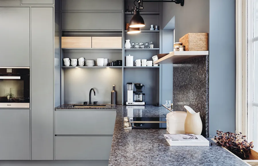 Elegant innredet kjøkken med Lundhs Royal larvikitt-benkeplate