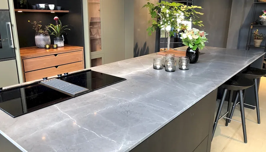 Elegant innredet kjøkken Piatra Grey marmor-benkeplate